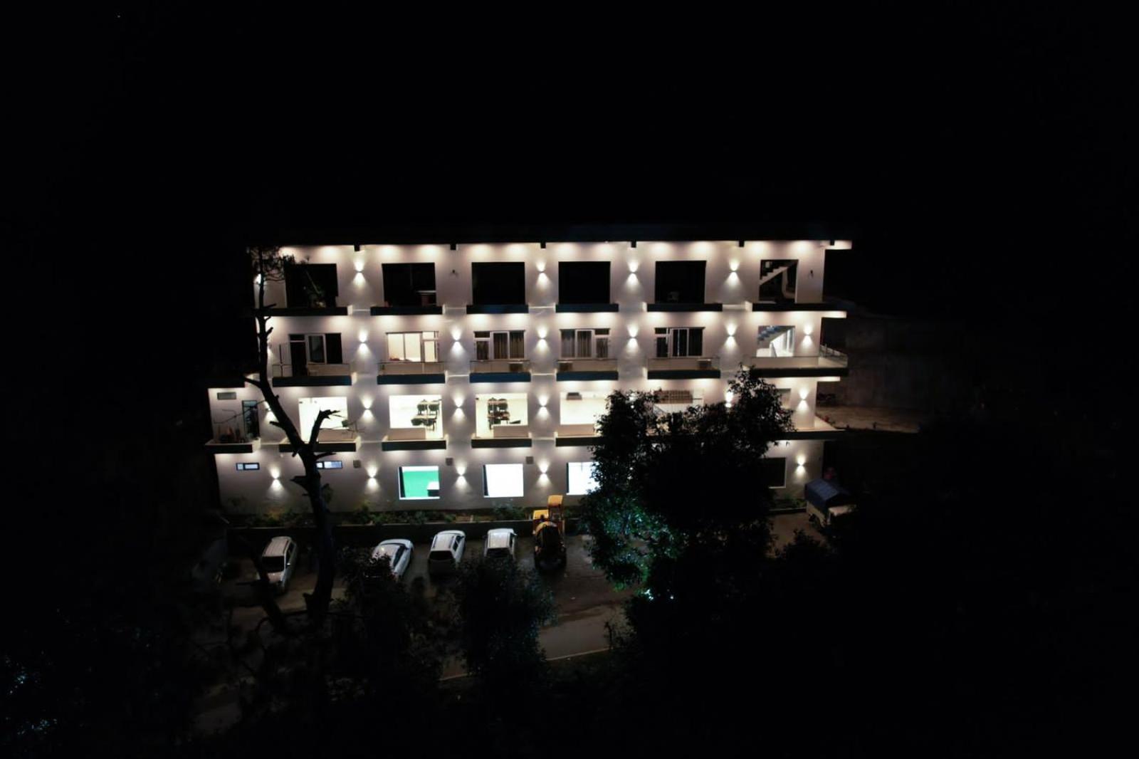 Hotel Candle Wood Chamba  Eksteriør billede